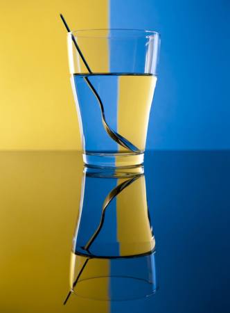 klaas, lusikas, vesi, kollane, sinine Alex Salcedo - Dreamstime
