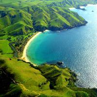 Pixwords Pildi vesi, meri, ookean, rand, roheline, mägi, lahe Cloudia Newland - Dreamstime
