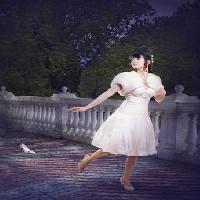 naine, valge, kleit, aed, jalutuskäigu Evgeniya Tubol - Dreamstime