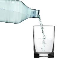 vesi, klaas, pudel Razihusin - Dreamstime